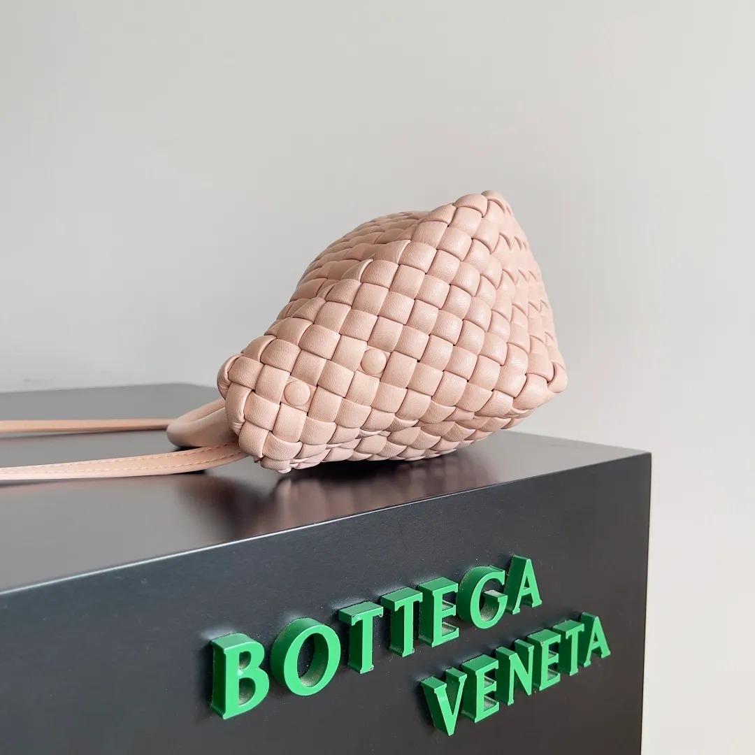 Batch 1760 BOTTEGA VENETA's new mini COBBLE bag. This season's mini Cobble series brings a new style of handbag. The body of the bag resembles the shape of a "Yuanbao", giving you good luck throughout autumn and winter! This Yuanbao bag is made of three pieces of quilted cotton and has an unlined body, showing its quiet power. The bag is carefully designed to create a three-dimensional look. The joints and edges are decorated with lambskin strips to create a sense of simplicity. The handbag is not lined, so you can directly appreciate the consistent lambskin on the outside and inside. It is beautiful both inside and outside. The top handle of this handbag is made of leather-wrapped rope and is quite sturdy. The detachable shoulder strap is secured by a leather buckle inside the bag. Can be carried by hand, carried on the shoulder or cross-body, very easy to match! Style number: 805739 Size: 23*11*8cm